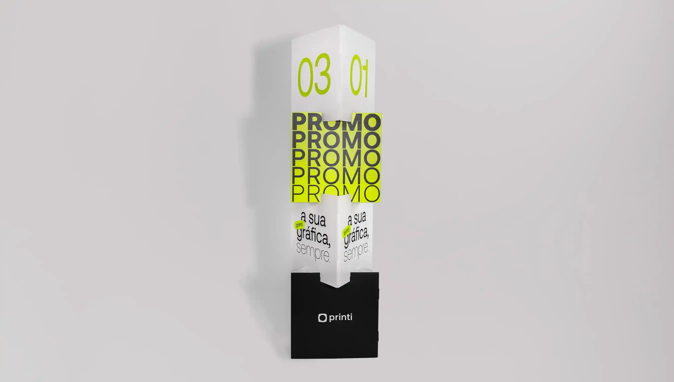 Quatro totens cubo, um em cima do outro, impresso da Printi, com combinação de cores e mensagens de destaque