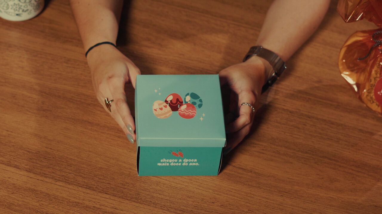 Embalagem explosão personalizada para Páscoa com ilustração temática e acabamento colorido.