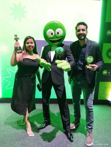 foto entrega do trofeu RA reclame aqui da Printi.jpg