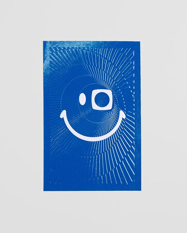 Adesivo retangular com acabamento em verniz brilho, ideal para destacar embalagens, brindes e identidade visual. Personalize com sua arte.