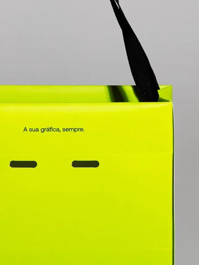 Sacola de papel teepee com acabamento premium e toque de hot stamping que traz mais impacto à sua comunicação.
⚠️ Atenção: diferente das sacolas comuns, a sacola teepee é enviada desmontada.