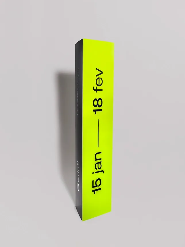 Totem versátil melhora sinalização e promoção visual. Modelos triedro/quadriedo destacam sua marca. Ideal para diversas empresas.
