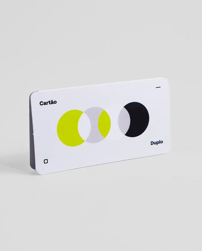 Cartão duplo personalizado, ideal para comunicação visual e marketing direcionado.