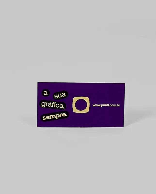 Cartões de visita com acabamento metálico em hot stamping, perfeitos para reforçar sua identidade visual.