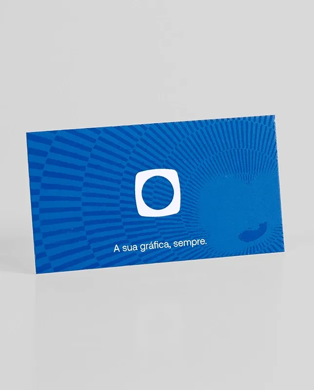 Cartão de visita com design impactante, verniz brilhante e acabamento profissional.