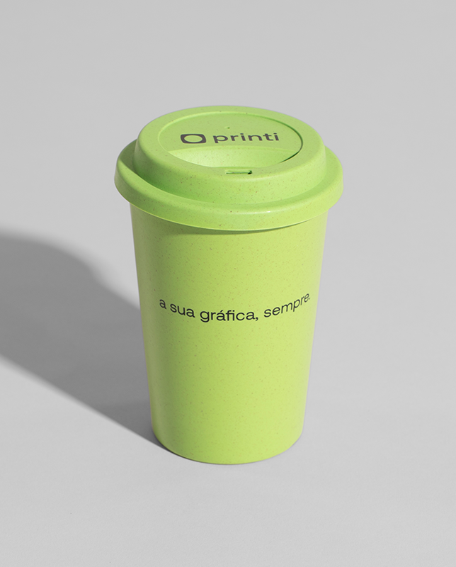 Copo para Viagem em Fibra de Bambu e PP de 450 ml personalizado com sua identidade visual. Ideal para brindes, eventos e divulgação.