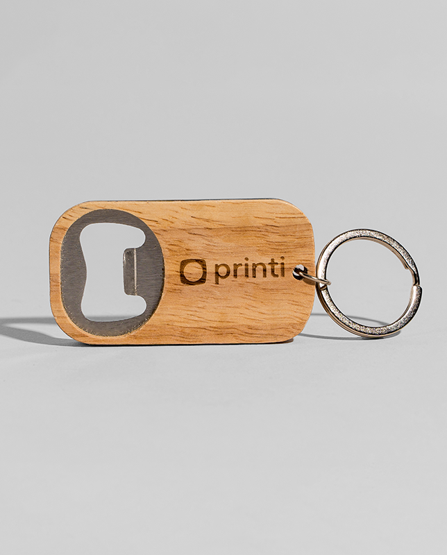 Chaveiro Abridor em Bambu personalizado com sua identidade visual. Ideal para brindes e divulgação.