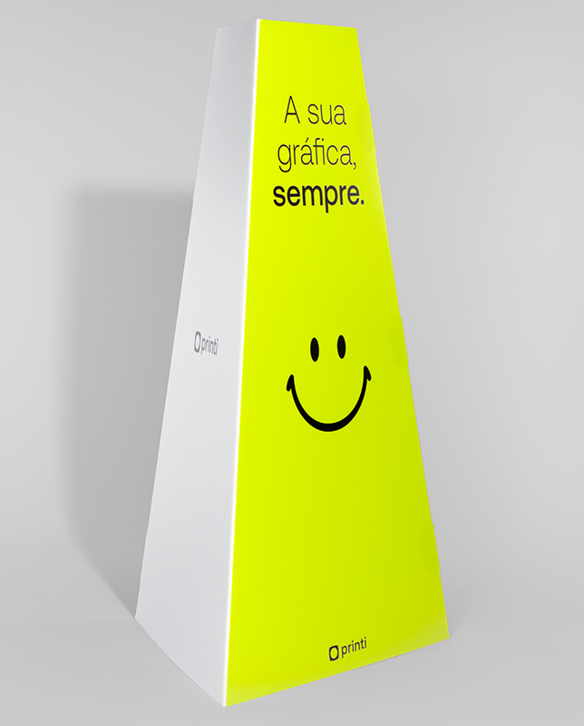 Totem Pirâmide personalizado com sua identidade visual. Ideal para brindes e divulgação.