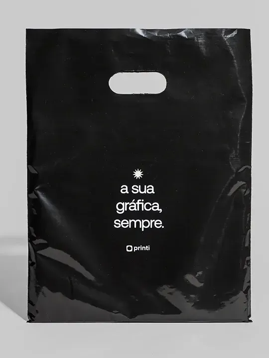 Sacola plástica personalizada com alça vazada ou fita, conhecida como sacola boca de palhaço. Ideal para promoções, eventos e brindes personalizados.