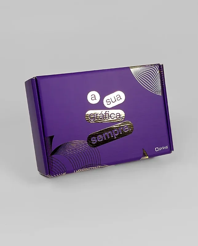 Embalagens resistentes com detalhe metálico em hot stamping, ideais para agregar valor ao momento da entrega.