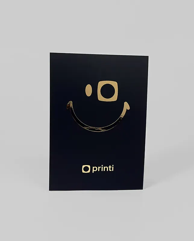 Flyers com acabamento metálico em hot stamping, ideais para ações promocionais que exigem alto impacto visual.