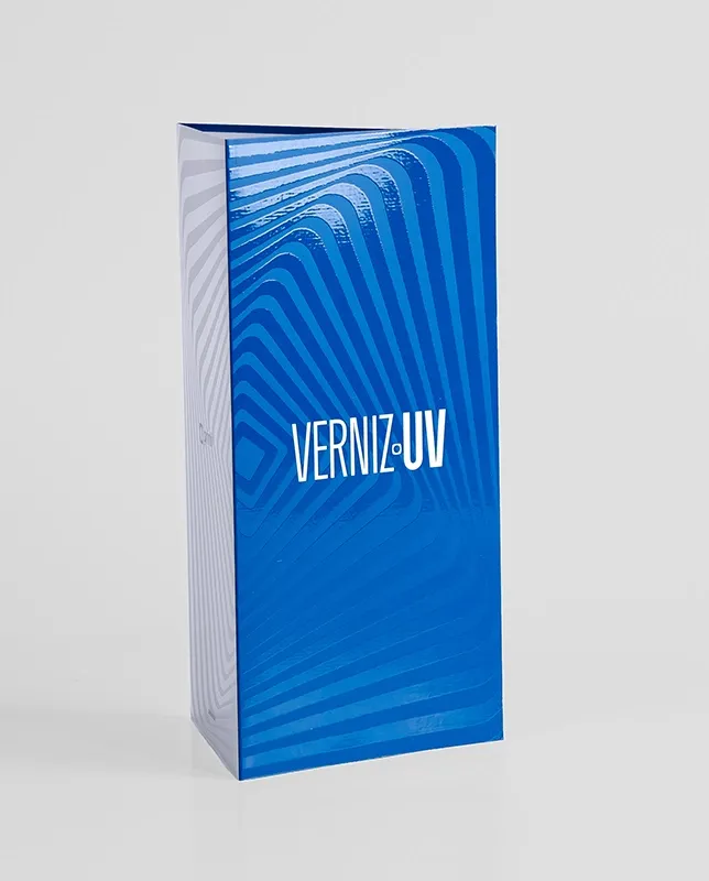 Folders com 2 dobras e acabamento verniz ideal para material promocional.