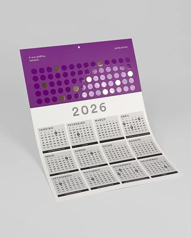 Calendário de parede básico com acabamento e toque de hot stamping que fortalece seu posicionamento visual.