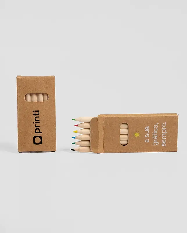 Incentive a criatividade com caixa de Lápis de Cor personalizada. Brinde perfeito para o público infantil, escolas e ações de marketing. Embalagem customizável com a sua marca.