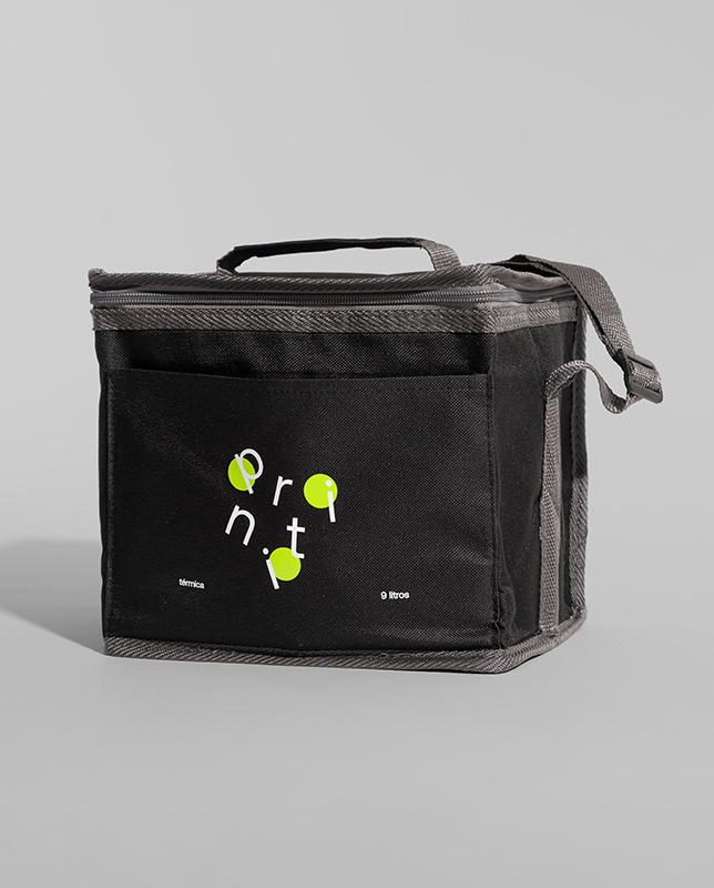 A Bolsa Térmica da Printi é a companheira ideal para manter suas refeições frescas e deliciosas em qualquer lugar.
Com capacidade para 9 litros, esta bolsa é perfeita para levar seu almoço, lanches ou bebidas em passeios, no trabalho, na escola ou em viagens.