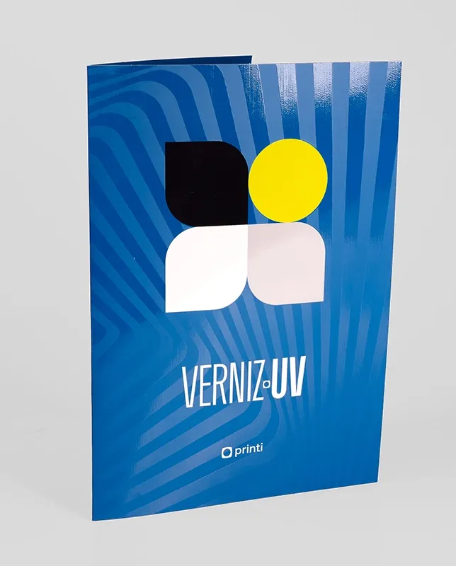 A Pasta com Verniz oferece acabamento brilhante, papel resistente e visual profissional. Ideal para reuniões, propostas e apresentações. Personalize com sua marca.