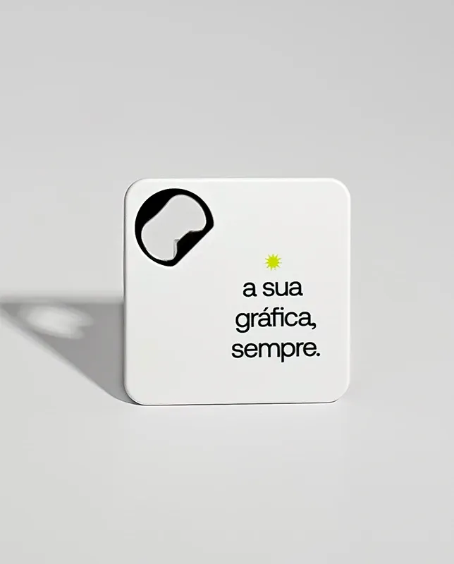 Versatilidade em um só produto: porta copo com abridor. Brinde criativo.