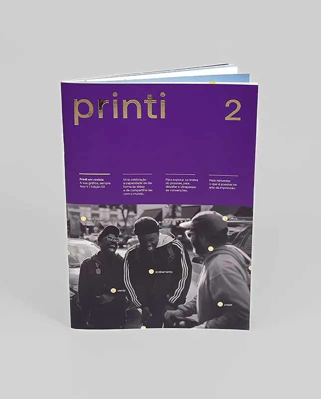 Revistas com hot stamping para editoriais, publicações corporativas ou edições comemorativas.