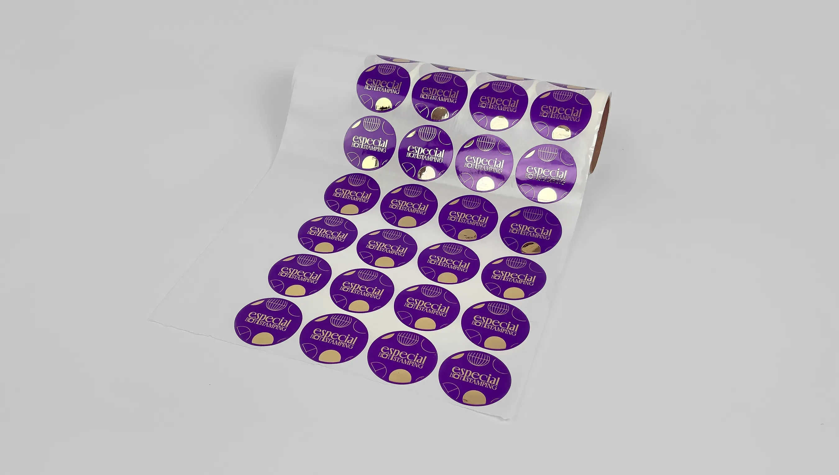 Bobina com rótulo personalizado com hot stamping