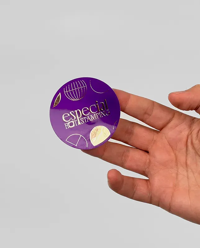 Adesivos redondos com acabamento metálico em hot stamping, perfeitos para kit de brindes ou destacar sua marca.