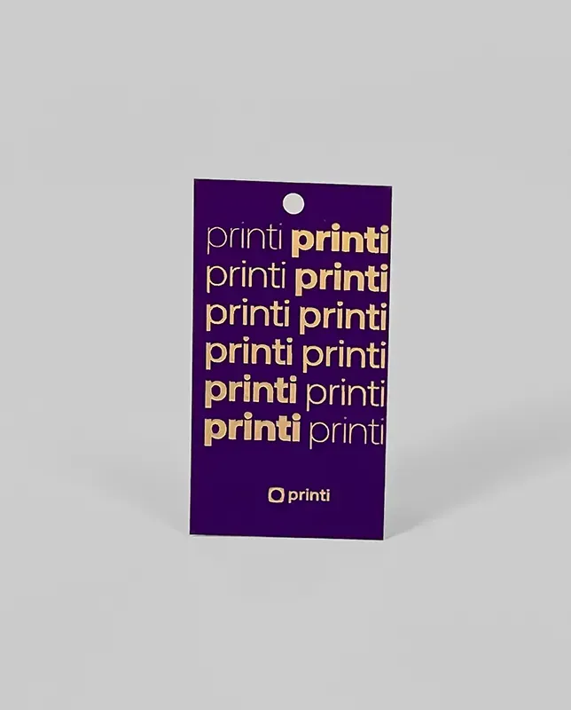 Tags com acabamento metálico em hot stamping, ideais para roupas, brindes, eventos ou lançamentos de produto.