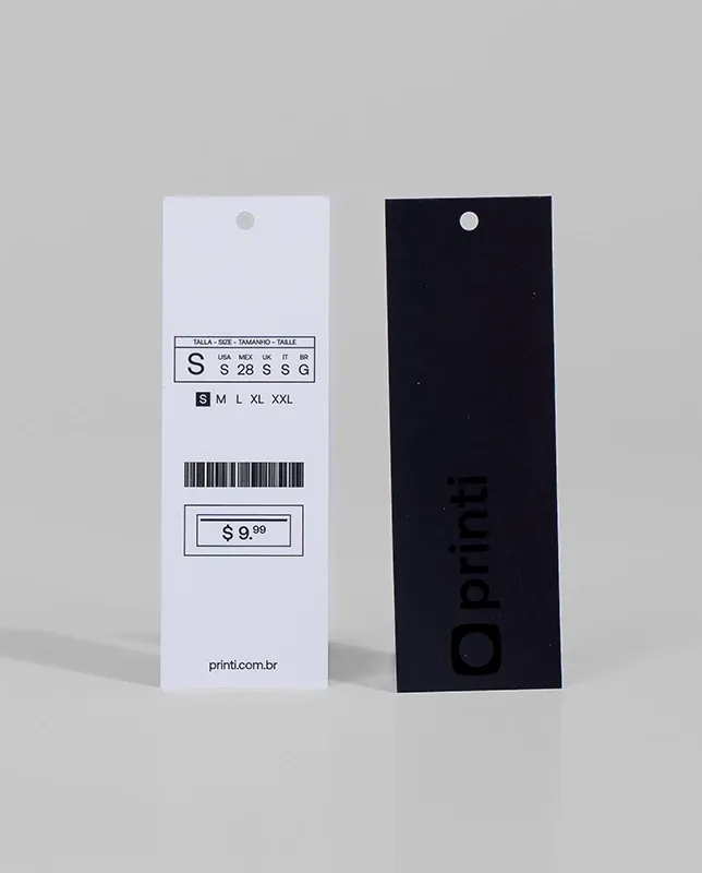 Tags para roupas personalizadas com impressão profissional, ideais para marcas que valorizam identidade e qualidade.