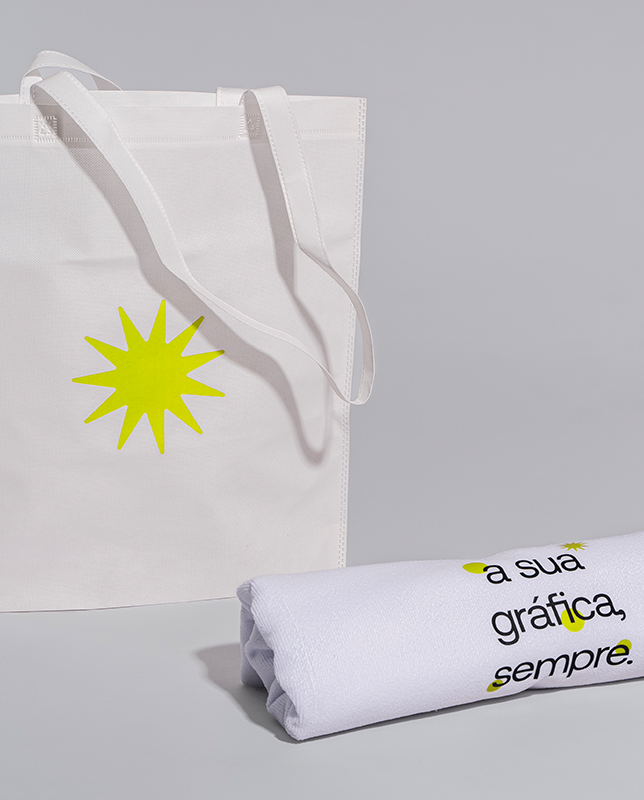 Toalha de Praia com Ecobag, confeccionada em microfibra macia e de alta absorção. Disponível em diversas cores, é perfeita para brindes em eventos e para promover sua marca com estilo e funcionalidade.