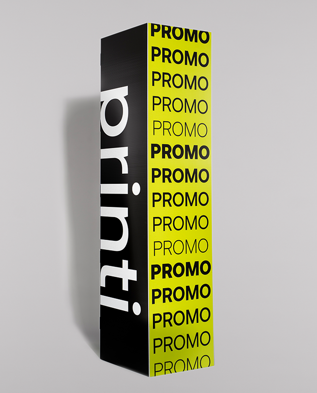 Totem Personalizado Quadriedro, perfeito para promover, divulgar ou sinalizar em empresas e eventos. Personalize com um layout atrativo e destaque sua marca com a Printi!