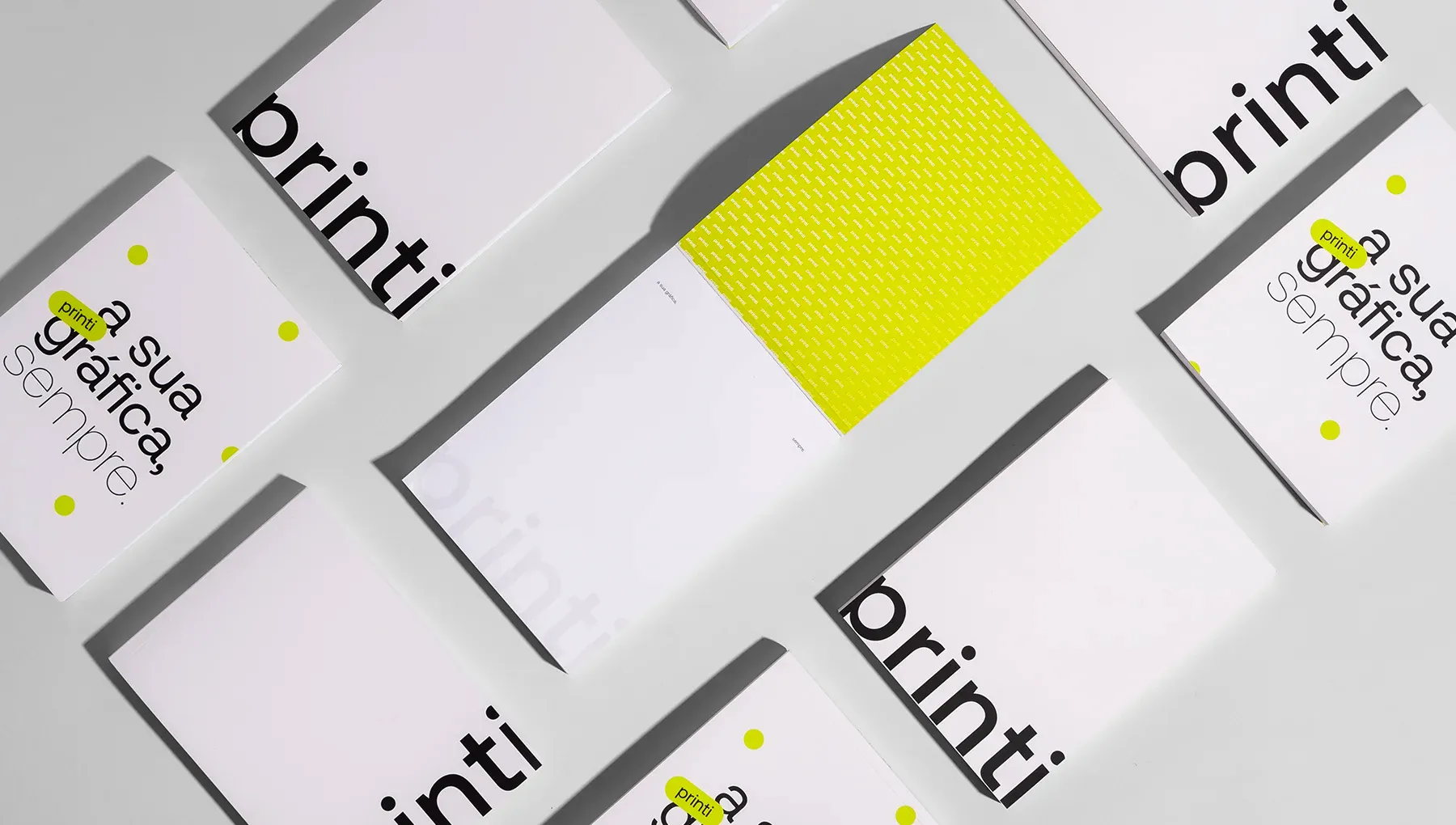 Vista superior de diversos exemplares de Bloco de Notas com Capa Blocado com design moderno em branco e verde limão.