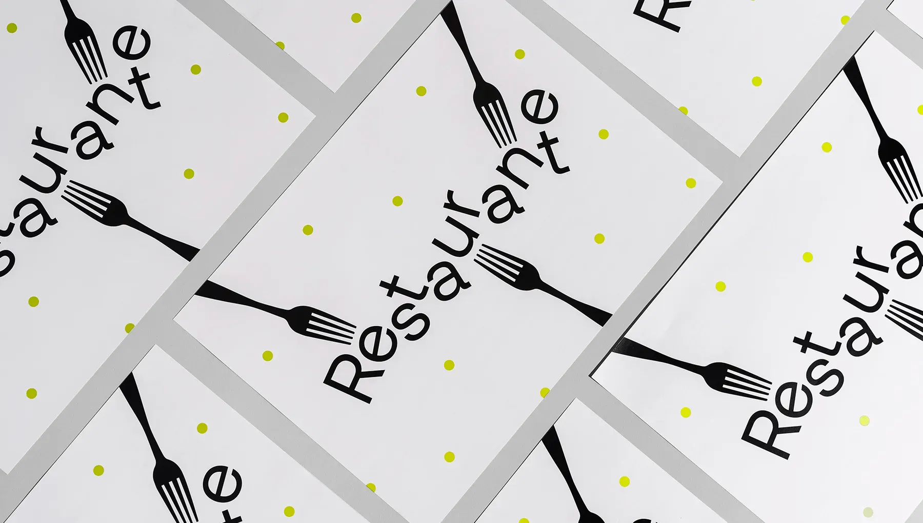 Vários jogos americanos de papel para bandeja alinhados, mostrando a impressão limpa e o design minimalista com a palavra Restaurante e ilustrações de garfos.