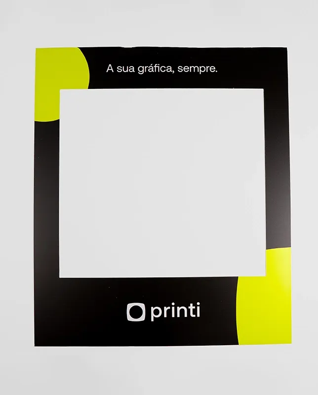 Placa rígida com recorte central (moldura) totalmente personalizável. Perfeita para interações em redes sociais durante eventos e festas.