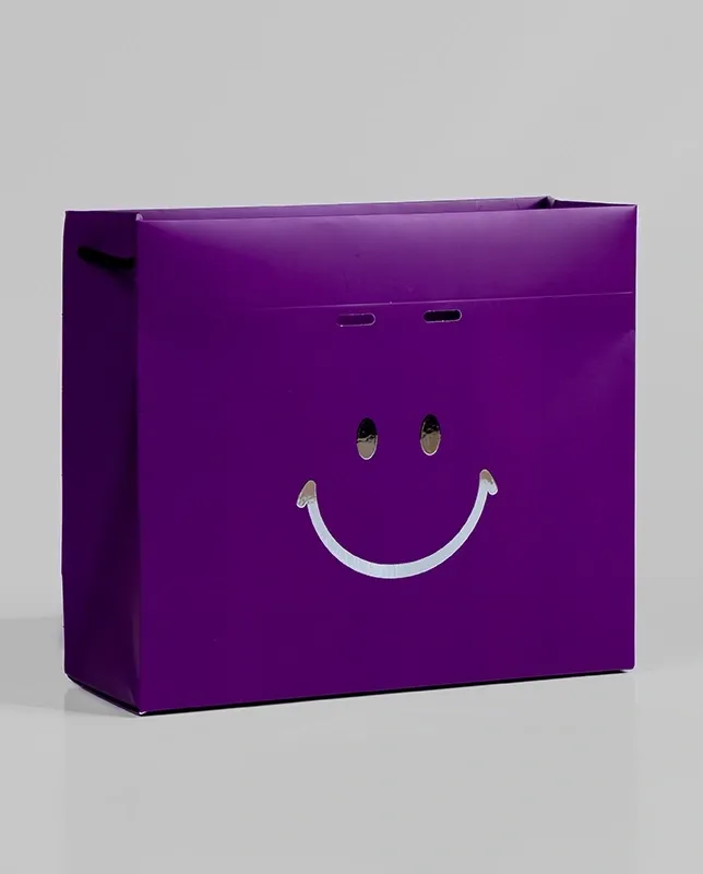 Sacola de papel teepee com acabamento sofisticado e toque de hot stamping que traz mais impacto à sua comunicação.
⚠️ Atenção: diferente das sacolas comuns, a sacola teepee é enviada desmontada.