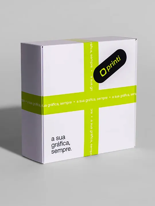 Embalagem basculante versátil para alimentos, cosméticos e brinquedos, disponível em Kraft, Reciclato ou cartão 300g. Personalizável.