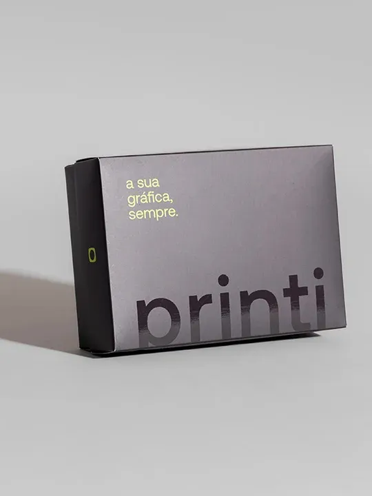 Caixa com tampa em Kraft, Reciclato ou cartão 300g; personalizável. Ideal para proteção e marketing do unboxing.