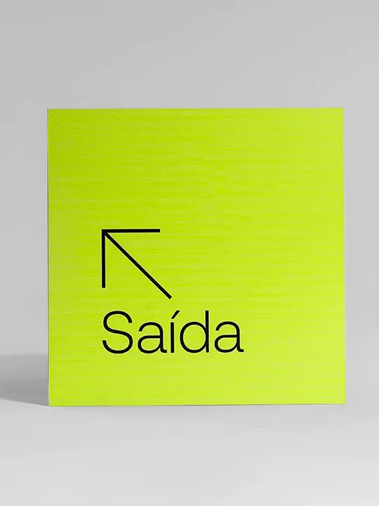 Placas PS/PVC de alta qualidade, impactantes e duráveis para promoções e branding, em diversos formatos.