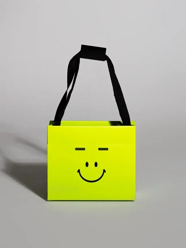 Sacola Teepee da Printi: sustentável, sem cola, montagem fácil, impressão dupla, personalizável, versátil e resistente. Atenção: diferente das sacolas comuns, a Sacola Teepee é enviada desmontada.