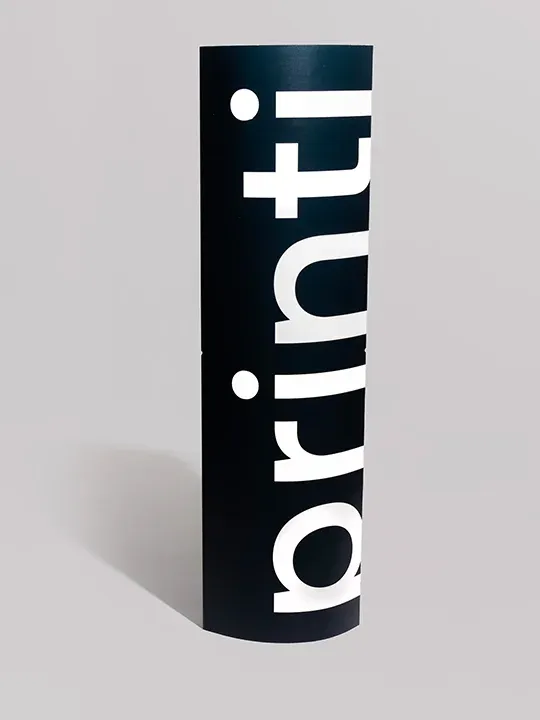 Totem expositor versátil para promover, divulgar e sinalizar; modelos triedro ou quadriedo, ideal para destacar sua marca.