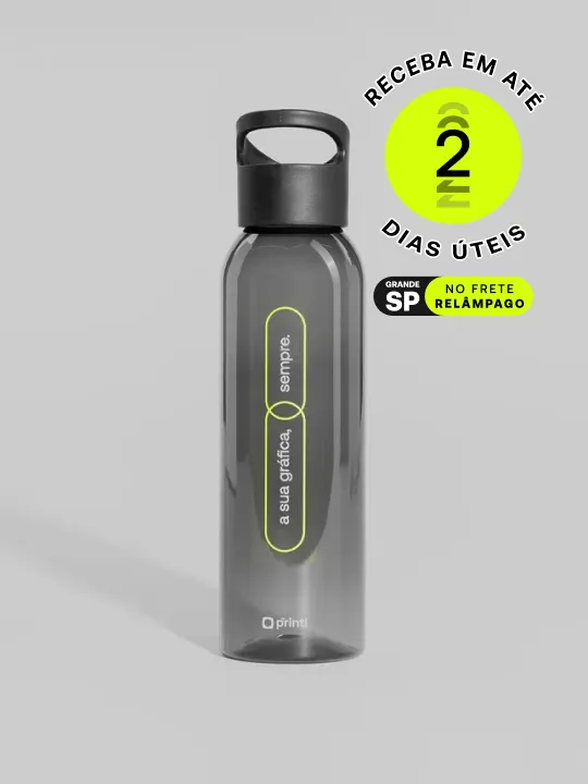 Garrafa resistente e elegante com acabamento fumê, ideal para brindes ou uso diário.