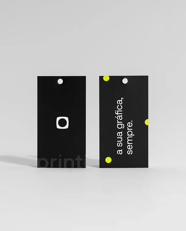 Tags personalizadas para moda e varejo com opções de formato, papel e arte para identidade única da marca.