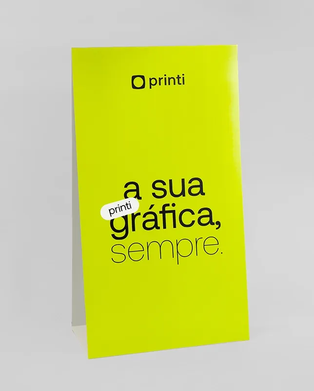 Atraia olhares com o Totem Triangular personalizado! Perfeito para feiras, lojas e ações promocionais que exigem alta visibilidade.